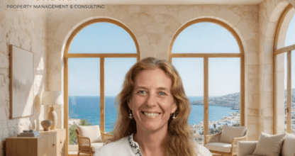 Consultora de Stravia Property Management ante salón con vistas al mar en La Manga del Mar Menor