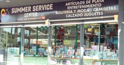 Fachada de Summer Service Center en La Manga del Mar Menor con artículos de playa, bisutería, camisetas y juguetes en el escaparate