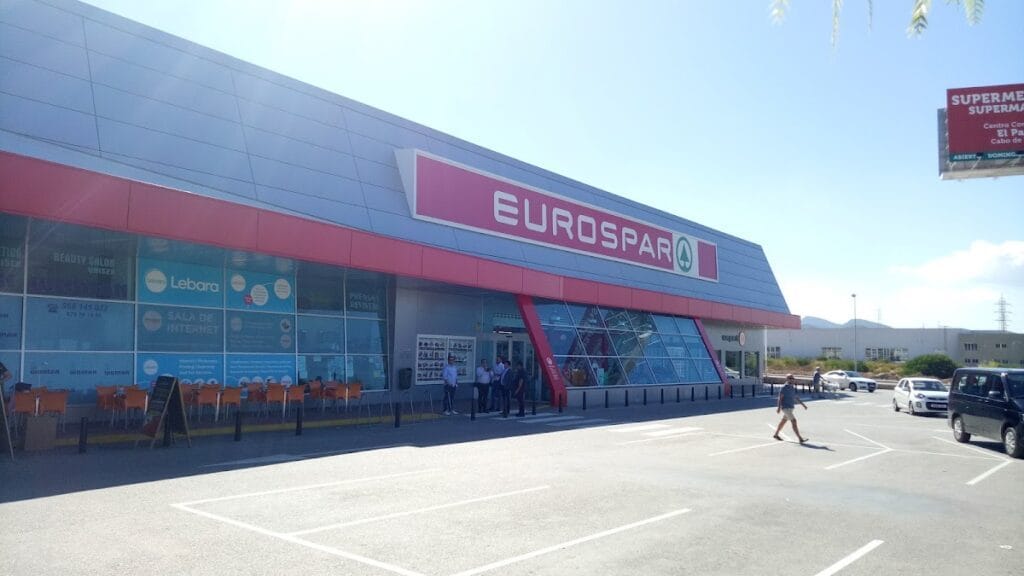 Fachada exterior de Supermercados Eurospar en Cabo de Palos con gran rótulo rojo y aparcamiento en día soleado