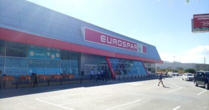 Fachada exterior de Supermercados Eurospar en Cabo de Palos con gran rótulo rojo y aparcamiento en día soleado