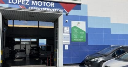 Fachada del Taller López Motor Castrol Service en La Manga del Mar Menor con vehículos aparcados y letrero ExpertServiceCar