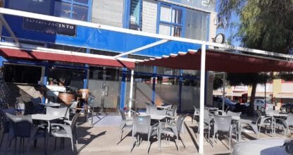 Terraza exterior con mesas y sillas de Tapería Jacinto bajo toldo, bar de tapas en La Manga del Mar Menor