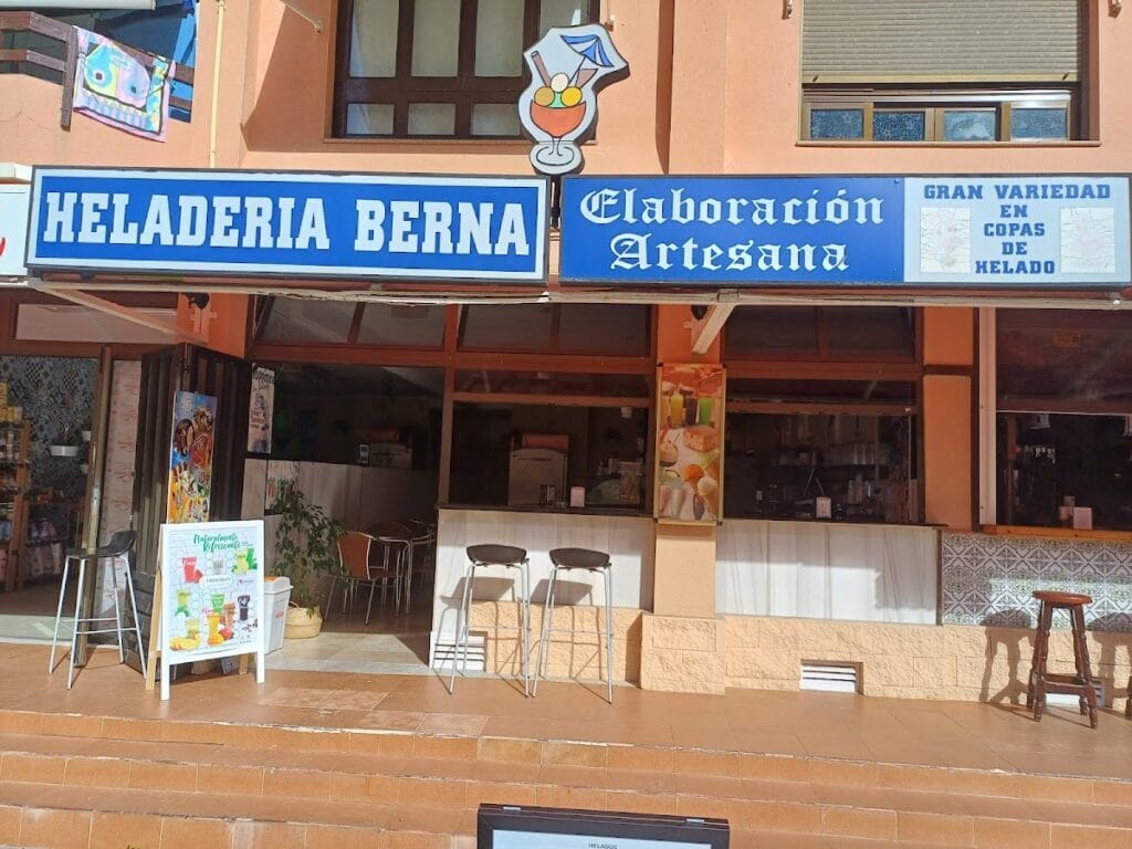 Fachada de Heladería Berna en La Manga del Mar Menor, local de elaboración artesana con taburetes en barra exterior y rótulo azul luminoso