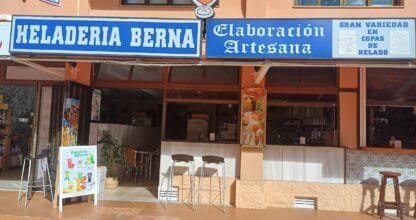 Fachada de Heladería Berna en La Manga del Mar Menor, local de elaboración artesana con taburetes en barra exterior y rótulo azul luminoso