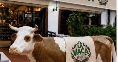 Figura de vaca a tamaño real frente a la entrada de Braseria La Vaca en La Manga del Mar Menor