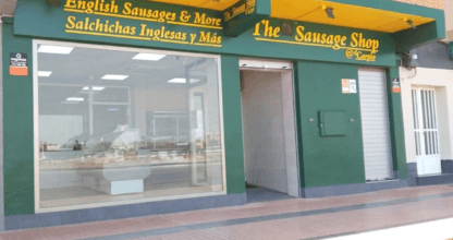 Fachada exterior de The Sausage Shop con rótulo de salchichas inglesas y escaparate en La Manga del Mar Menor