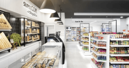 Interior moderno de Supercor Stop & Go con sección de panadería y estanterías de alimentación bien surtidas