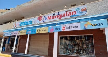Fachada de Tiendas Mar Menor Mangalan en La Manga del Mar Menor, gran rótulo con artículos de playa, souvenir, calzado, textil y refrescos
