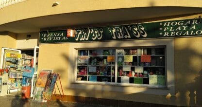 Fachada de Tri'ss Tra'ss en La Manga del Mar Menor, tienda de prensa, hogar, playa y regalos con escaparate lleno de artículos y revistas expuestas