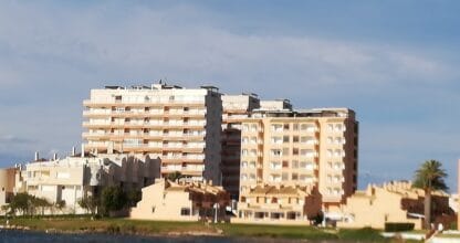Urbanización Mares II fotografiada desde el agua, gran complejo de apartamentos de diez plantas a orillas del Mar Menor