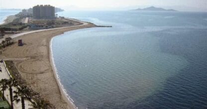 Vista aérea de la playa y el Mar Menor desde La Manga con franja de arena, aguas tranquilas y Cabo de Palos al fondo