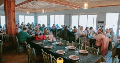 Comedor lleno de comensales en Venta El Sabinar, sala amplia con techo de madera y ventanales, La Manga del Mar Menor