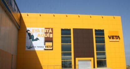 Fachada amarilla del gran almacén Veta Muebles Cartagena con cartel de inauguración, tienda de muebles cerca de La Manga del Mar Menor