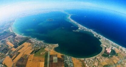 Vista aérea panorámica de La Manga del Mar Menor con el Mar Menor y el Mar Mediterráneo separados por el istmo de arena