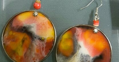 Pendientes artesanales redondos de esmalte en tonos naranja, rojo y amarillo de la tienda Vitreo en La Manga del Mar Menor