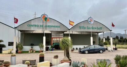 Entrada del centro de jardinería Villa Garden Golf con cactus, macetas y gran nave cubierta en La Manga del Mar Menor