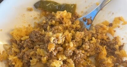 Plato de arroz con carne picada y pimientos verdes servido en VladiPapi, restaurante de cocina casera en La Manga del Mar Menor