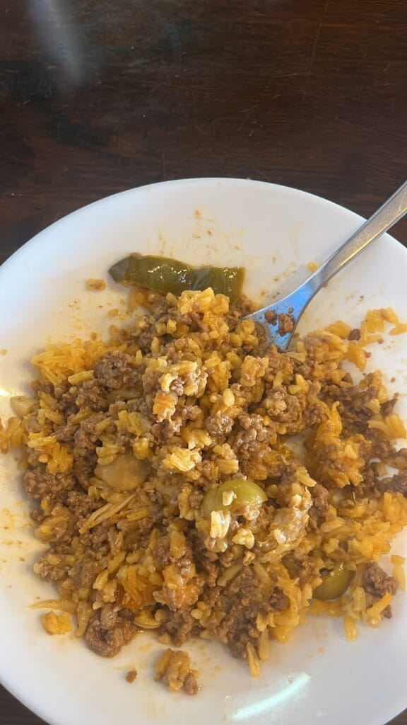 Plato de arroz con carne picada y pimientos verdes servido en VladiPapi, restaurante de cocina casera en La Manga del Mar Menor