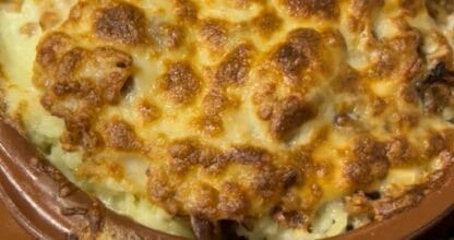 Cazuela de barro con gratinado de queso dorado servida en Yani Kebab, La Manga del Mar Menor