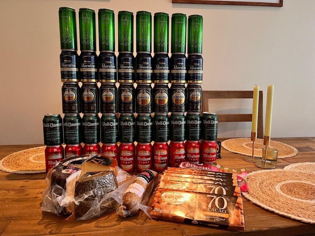 Selección de productos de Your Spanish Corner con cervezas españolas Mahou, Amstel y Voll-Damm, chocolates y embutido sobre mesa
