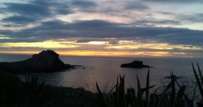 Atardecer con siluetas de islotes rocosos sobre el Mediterráneo, vistas desde Zafiro Tours en Cabo de Palos
