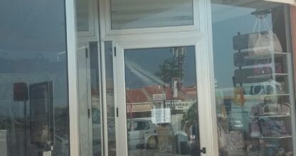 Fachada de Zapatería Celeste con zapatos y bolsos expuestos en los escaparates, La Manga del Mar Menor