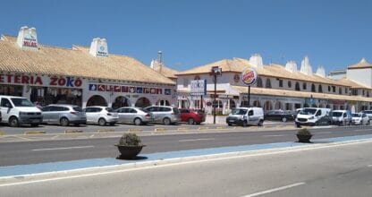 Centro comercial Zoko en La Manga del Mar Menor con ferretería náutica, tiendas y restaurantes en edificio de tejado árabe bajo cielo azul